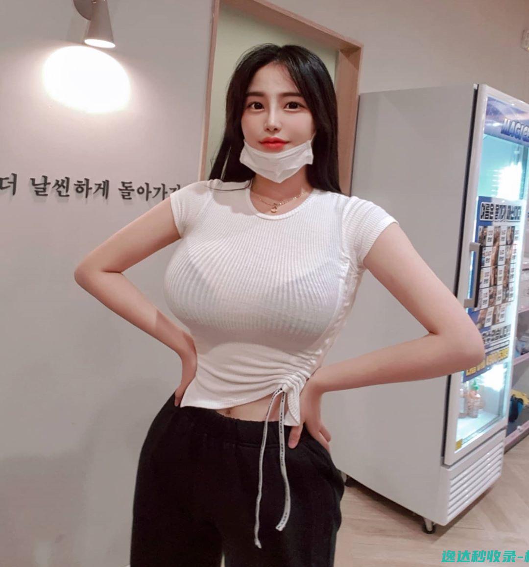 一身简单时尚的穿搭,温柔似水,气质出众_美女欣赏
